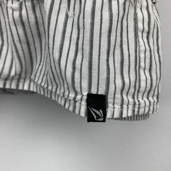 VOLCOM Gray And White Adjustable Strap Ruffle Tiered Smocked Back Sundre… - Picture 4 of 6